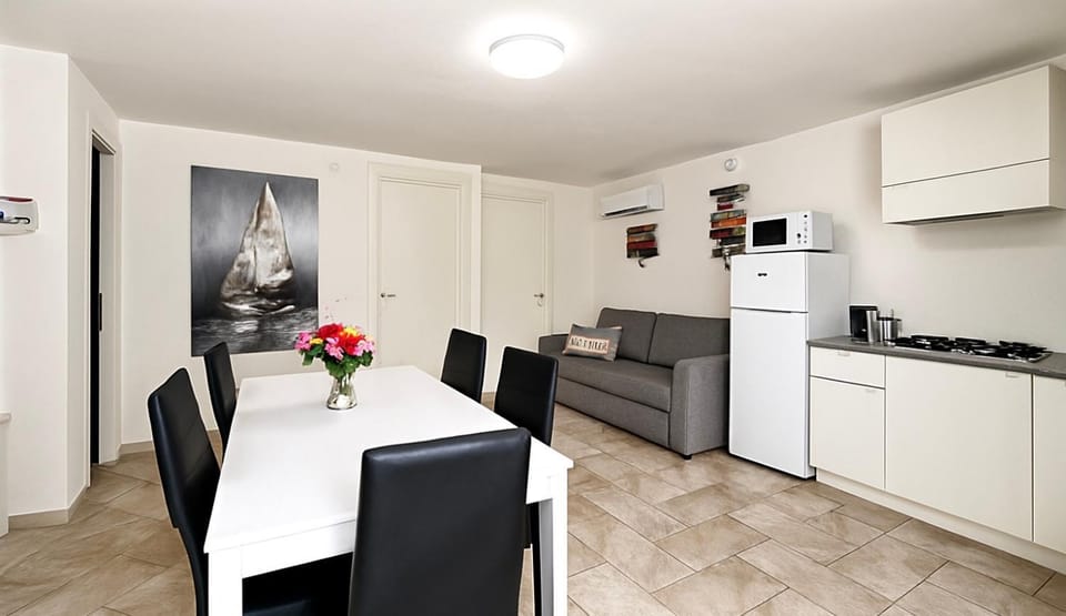 Kitchen or kitchenette, Seating area, Dining area, stove