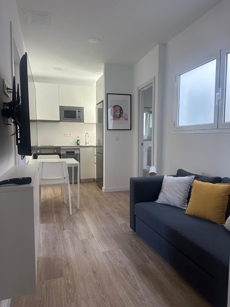 TV and multimedia, Kitchen or kitchenette, Living room, Seating area