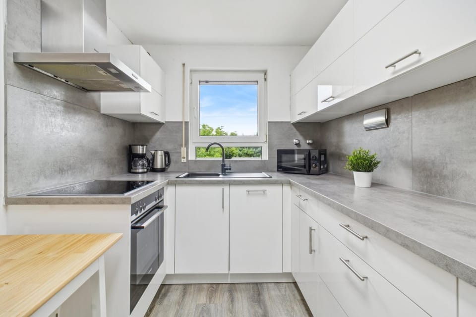 Coffee/tea facilities, Kitchen or kitchenette, dishwasher, oven, stove