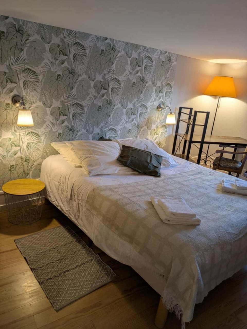 Bed, Bedroom, towels