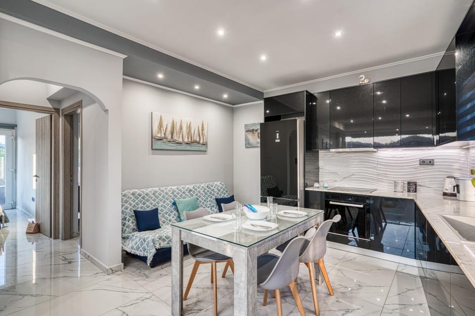 Kitchen or kitchenette, Seating area, Dining area, minibar, stove