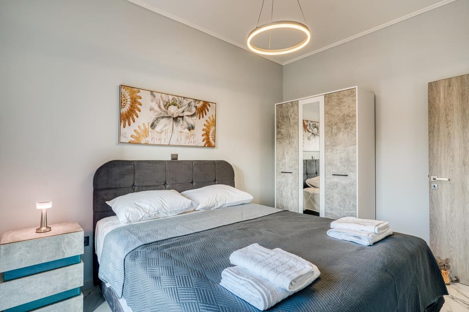 Bed, Photo of the whole room, Bedroom, towels, wardrobe