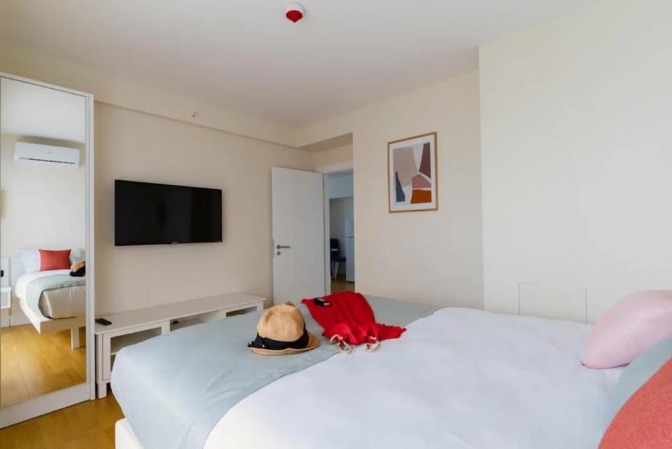 Communal lounge/ TV room, Bed, TV and multimedia, Living room, Photo of the whole room, Seating area, Evening entertainment, Bedroom, towels