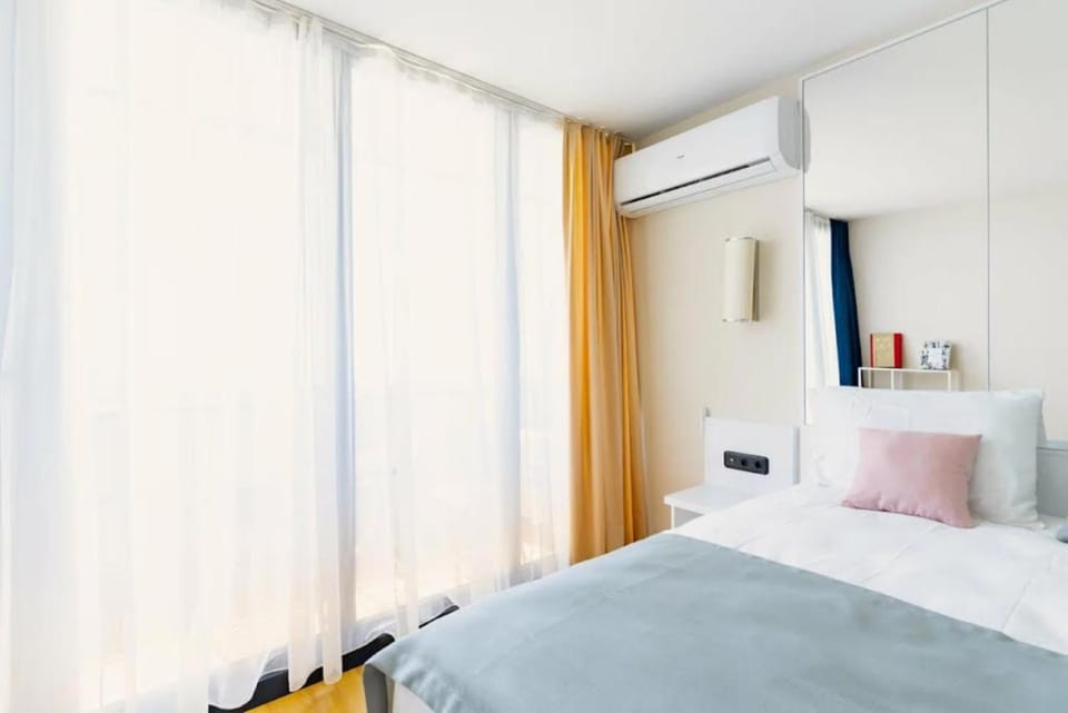 Bed, Photo of the whole room, Bedroom, air conditioner