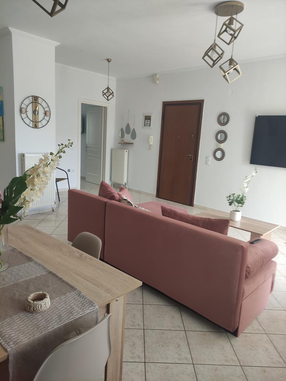 TV and multimedia, Living room, Decorative detail, Seating area