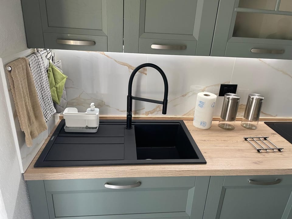 Kitchen or kitchenette, dishwasher