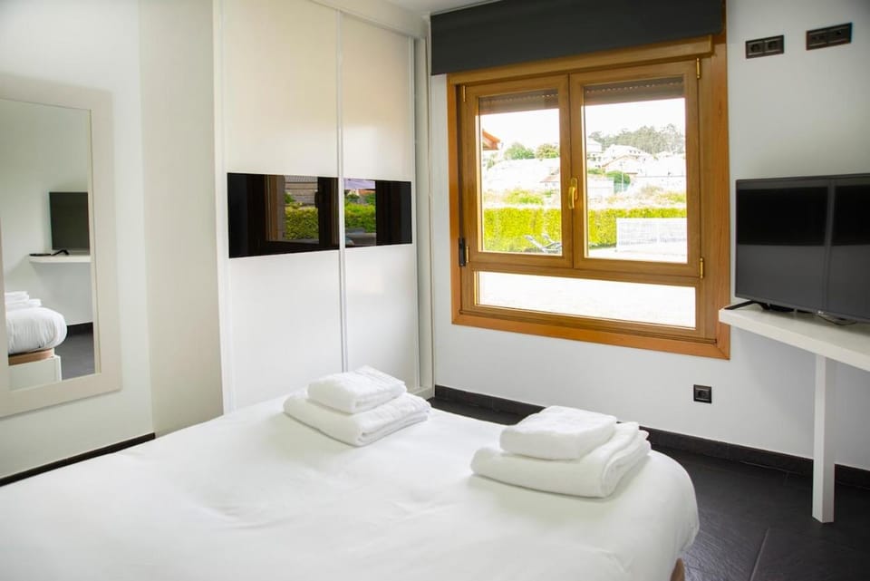 Bed, TV and multimedia, Photo of the whole room, Bedroom