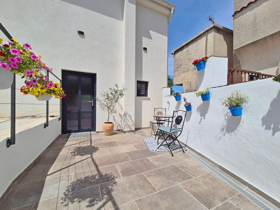 Patio, Day, Balcony/Terrace