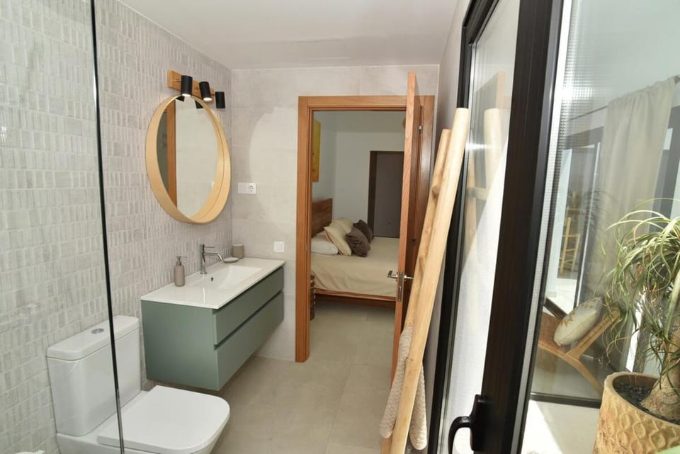 Shower, Toilet, Bed, Bathroom, Photo of the whole room, Bedroom