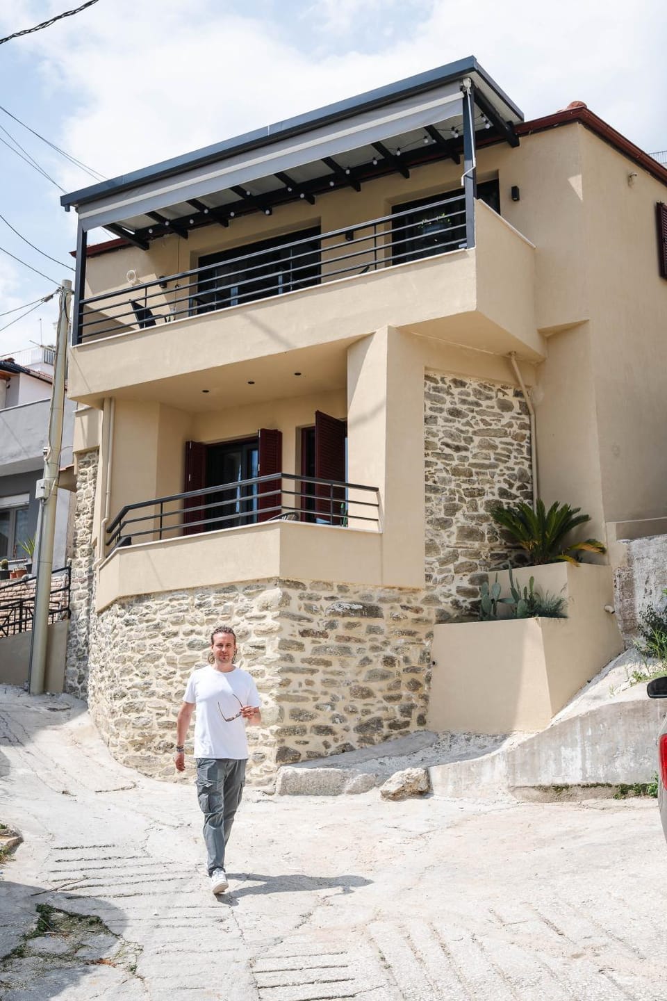 Property building, Day, People, Neighbourhood, Street view