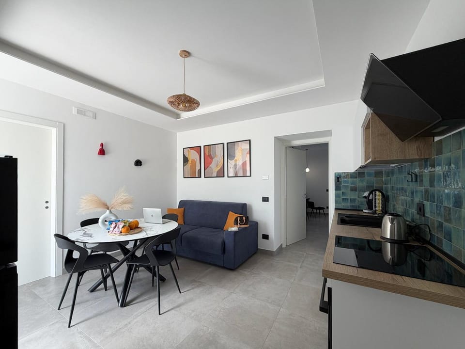 TV and multimedia, Kitchen or kitchenette, Living room, Seating area, Dining area
