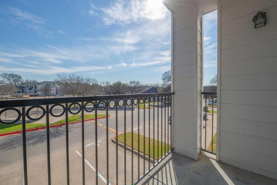 Spacious apartment w pool hot tub & pet-friendly Apartment in Montopolis