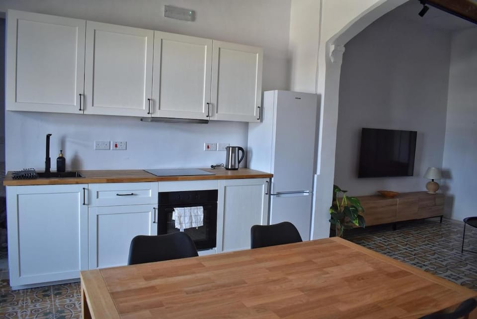 Kitchen or kitchenette, Dining area, oven