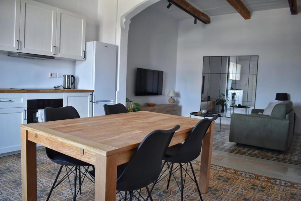Kitchen or kitchenette, Living room, Seating area, Dining area
