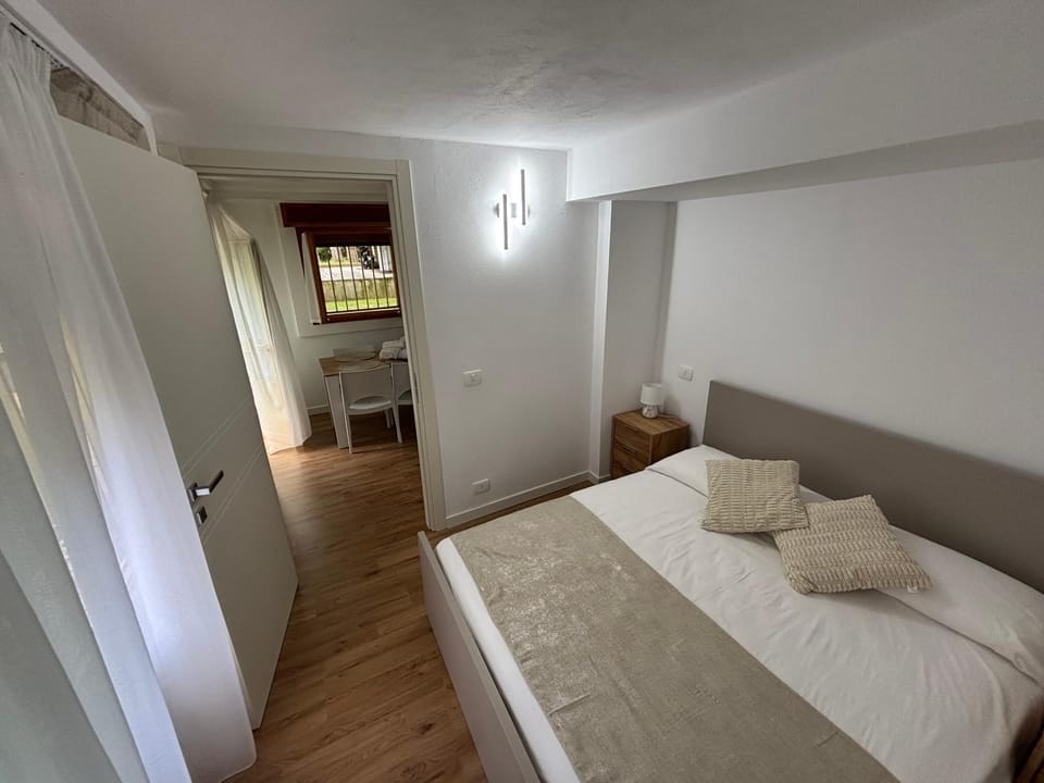 Photo of the whole room, Bedroom, towels