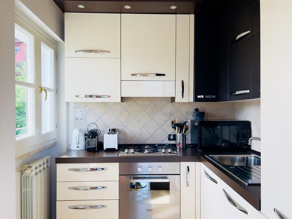 Coffee/tea facilities, Kitchen or kitchenette, dishwasher, stove, toaster