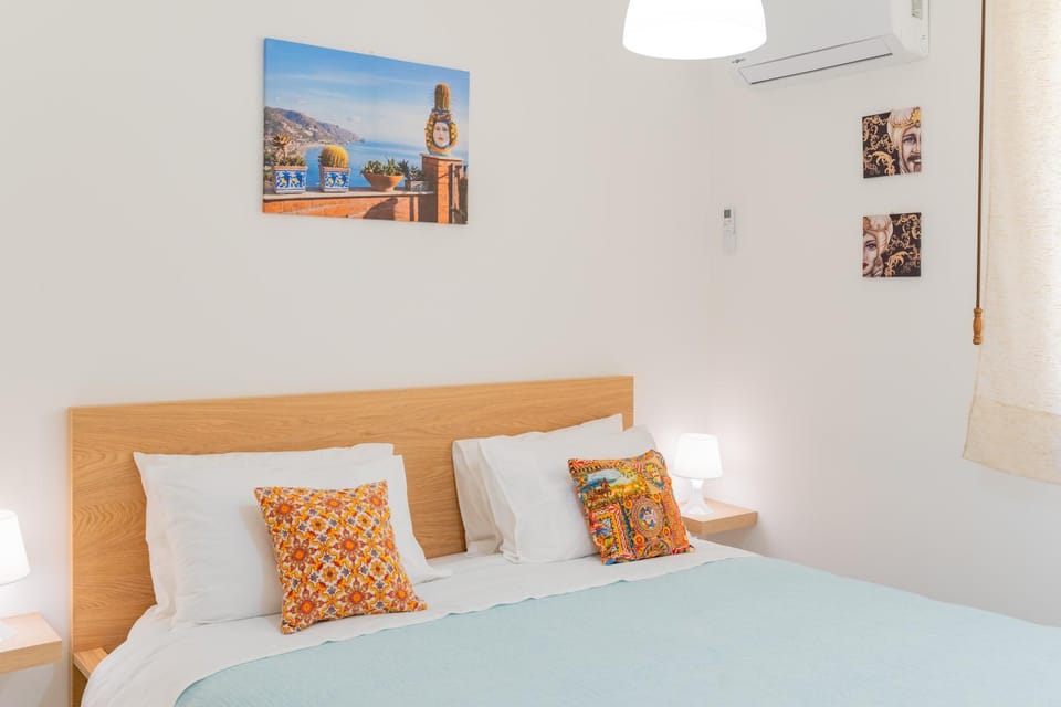 Bed, Photo of the whole room, Bedroom, air conditioner