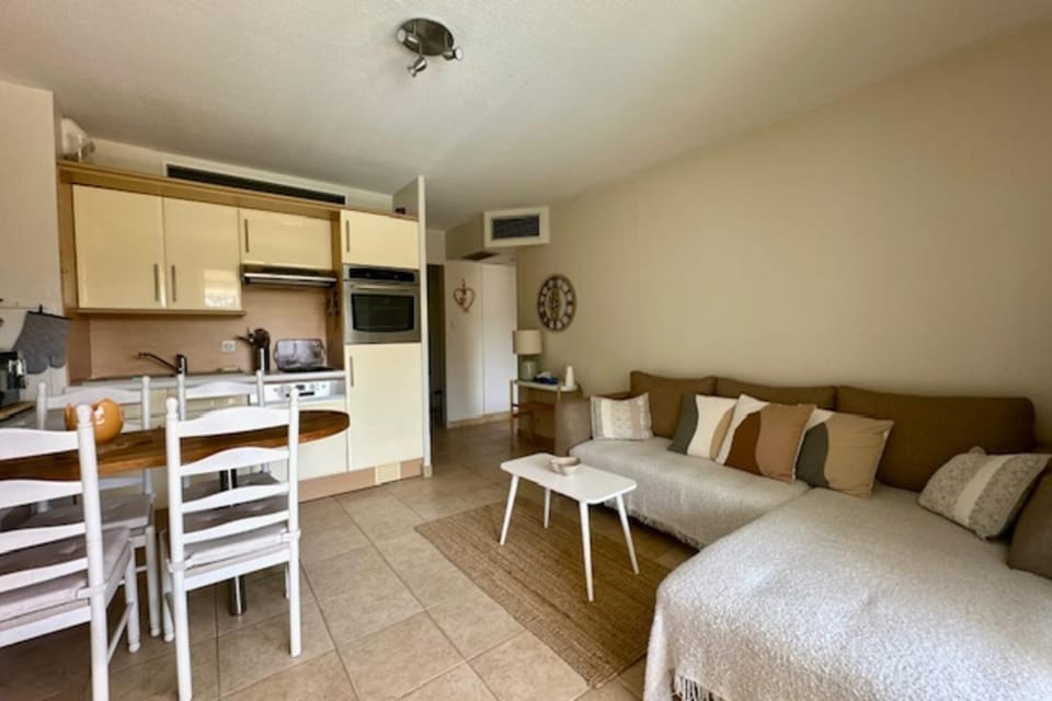 Renovated apartment with balcony Apartment in Mandelieu-La Napoule