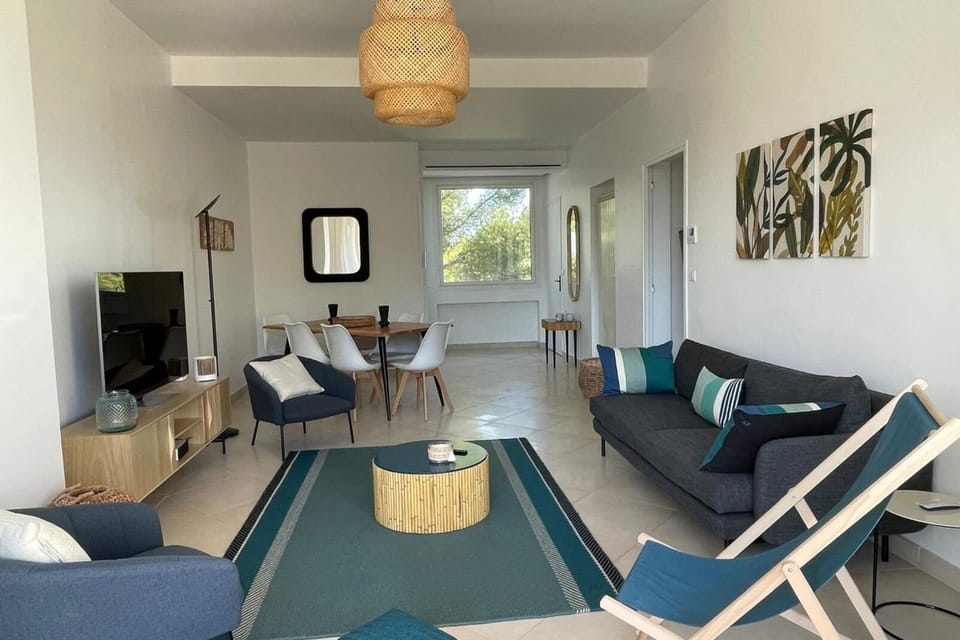 Apartment for 6 with terrace 100 m from the sea Apartment in Saint-Raphael