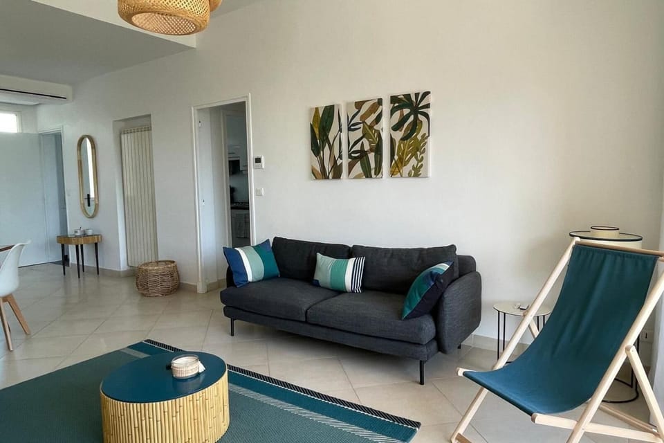 Apartment for 6 with terrace 100 m from the sea Apartment in Saint-Raphael