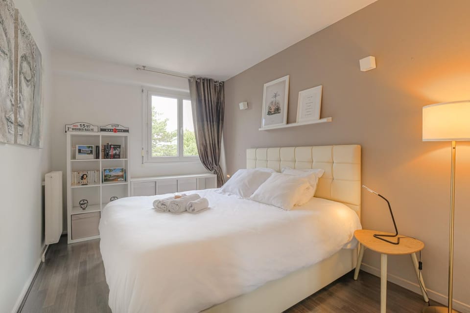 Bed, Bedroom, towels