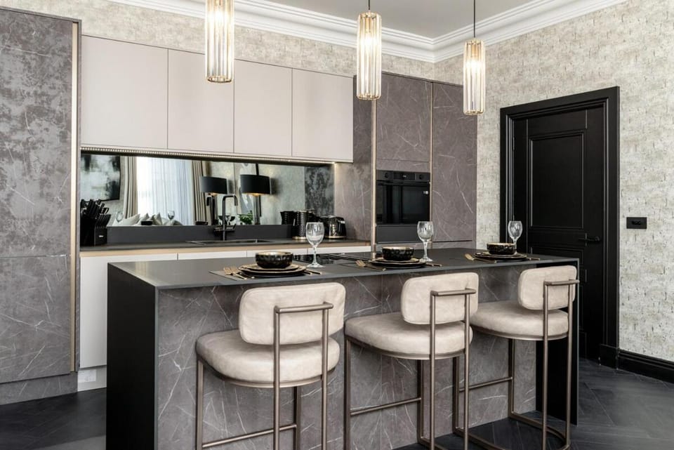 Kitchen or kitchenette, Dining area