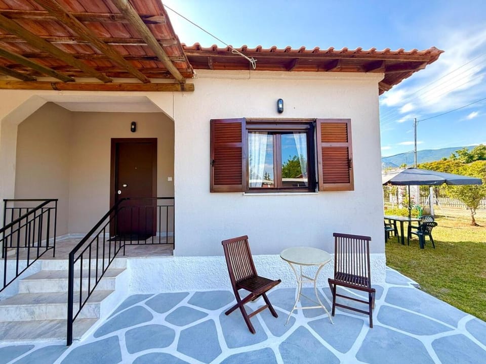 Property building, Patio, Balcony/Terrace