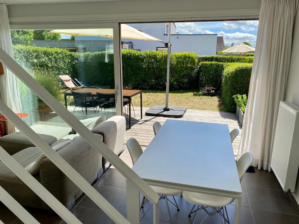 Patio, Living room, Dining area, Garden view