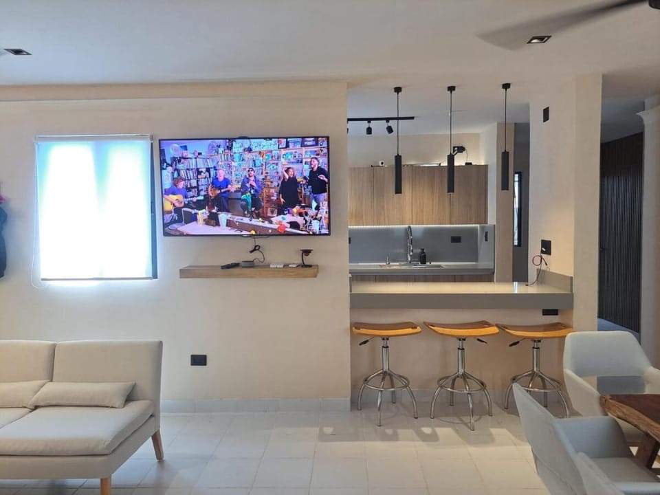 Communal lounge/ TV room, Kitchen or kitchenette, Living room, Seating area, Dining area, Evening entertainment