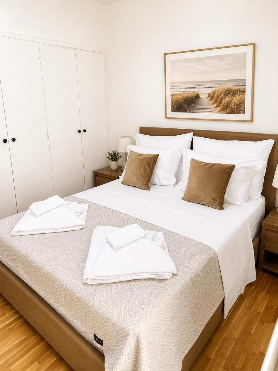 Photo of the whole room, towels, wardrobe