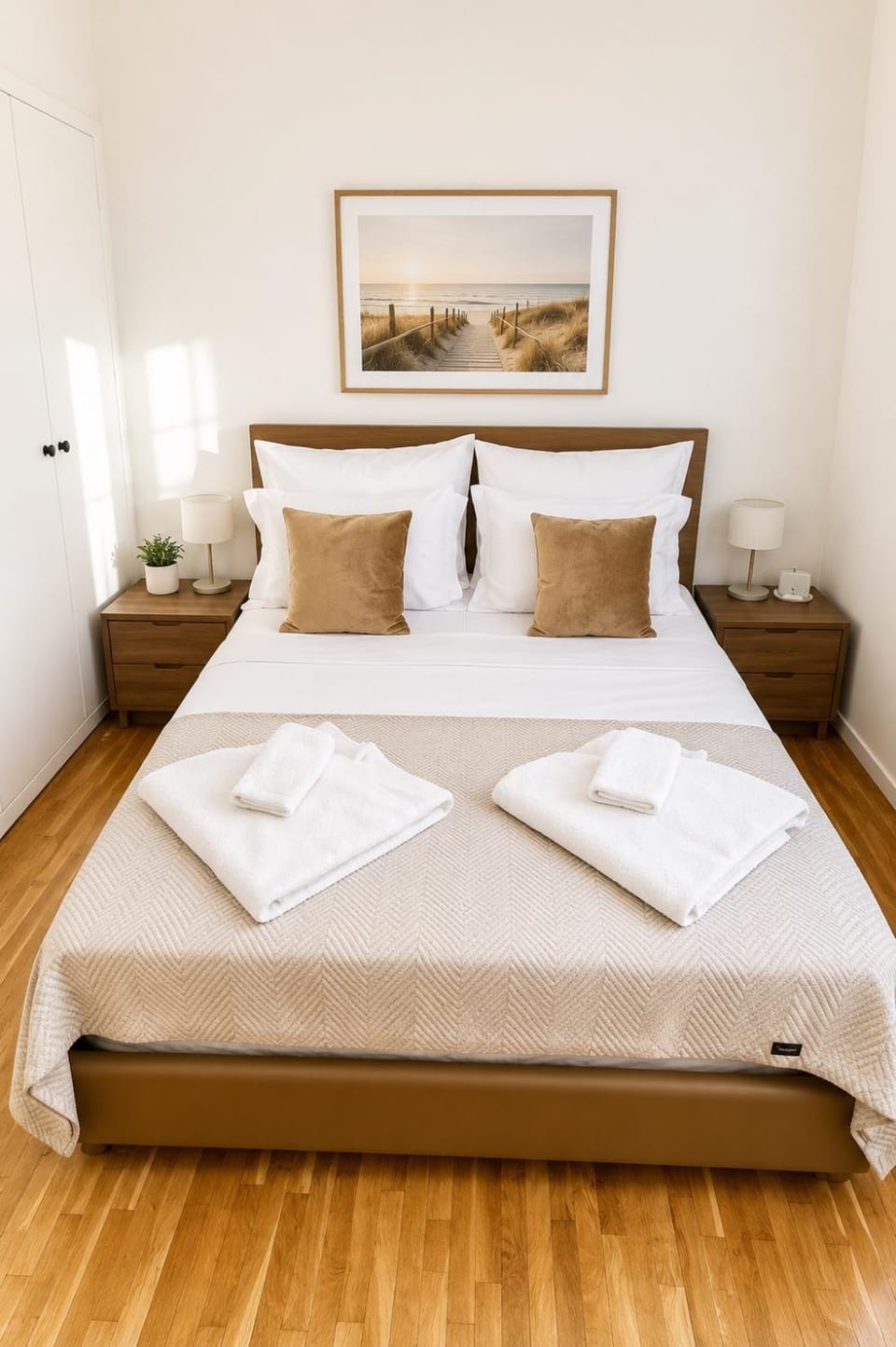 Bed, Photo of the whole room, Bedroom, towels