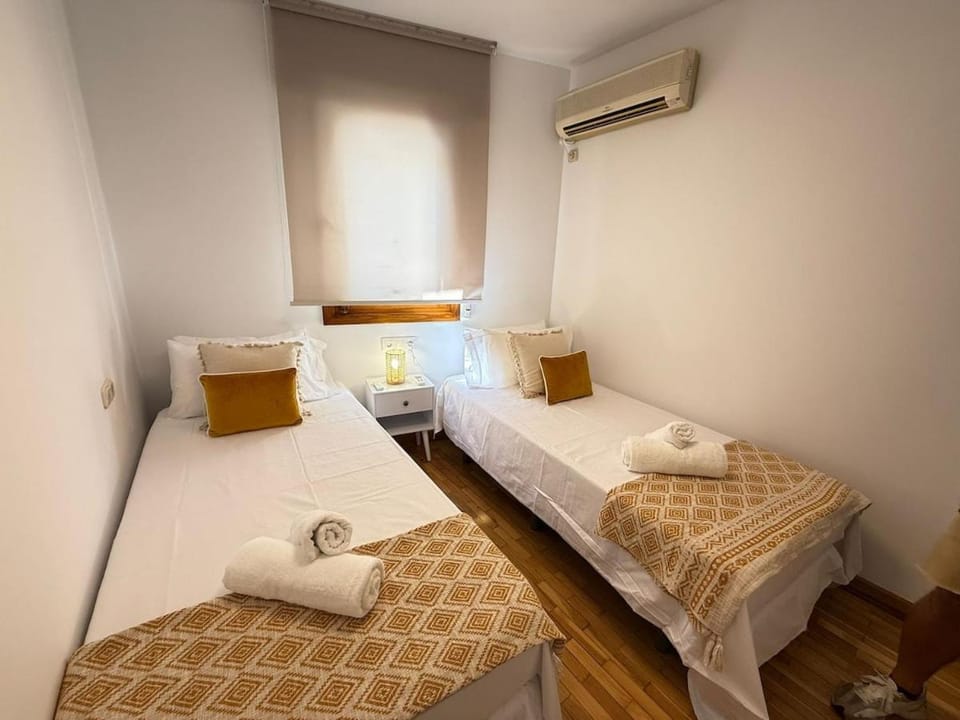 Bed, Photo of the whole room, Bedroom, air conditioner