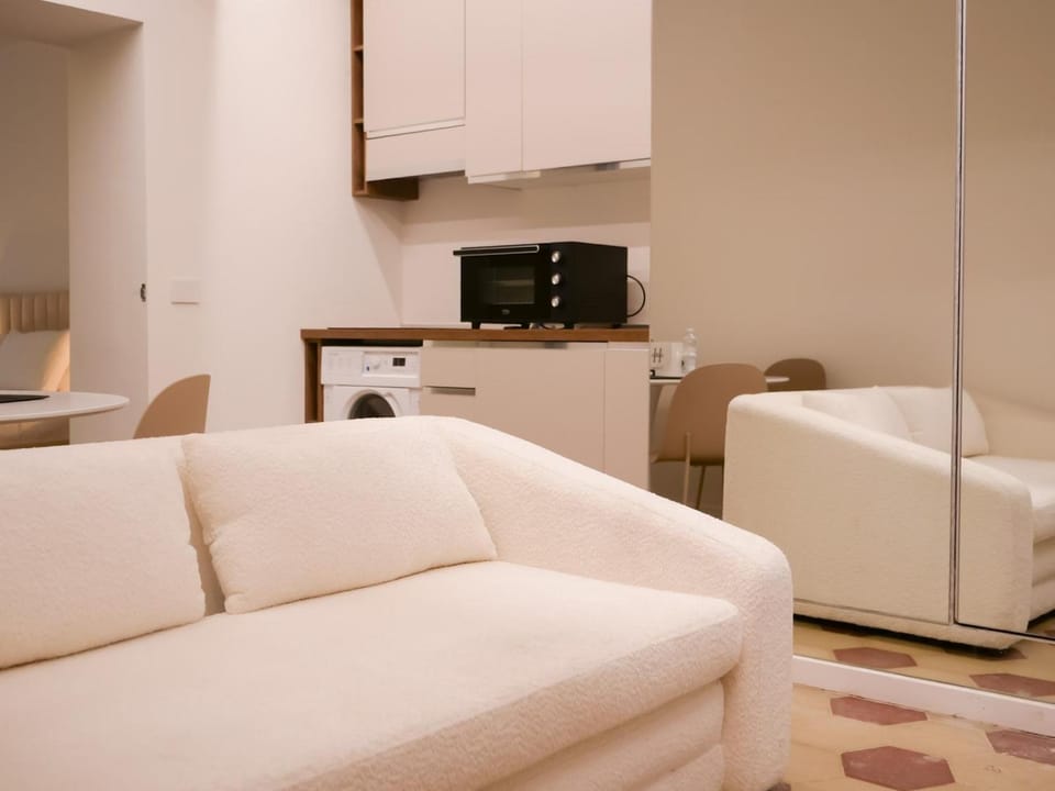 Kitchen or kitchenette, Living room, Dining area, oven