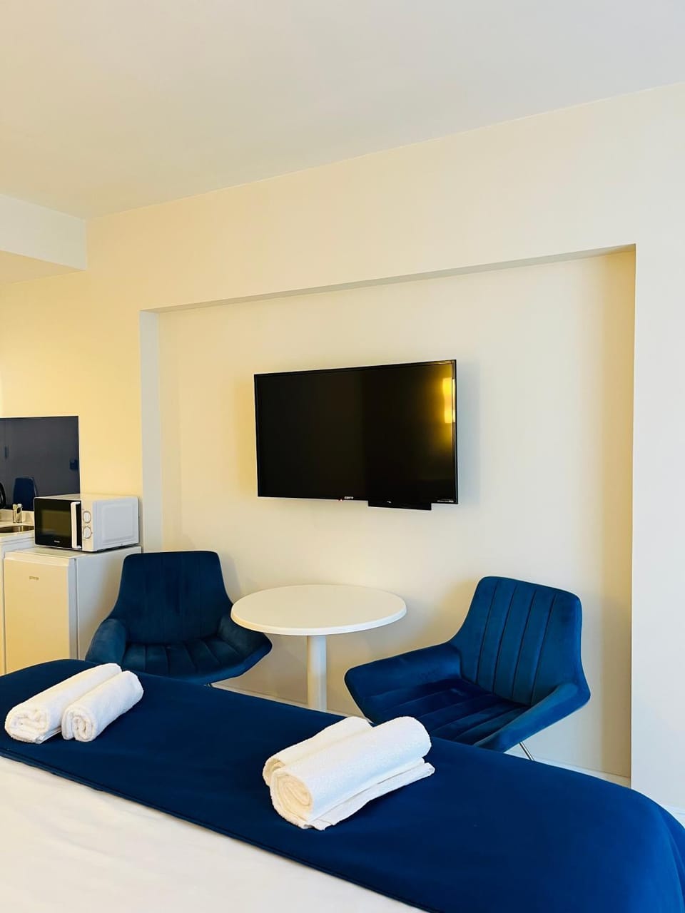Bed, TV and multimedia, Photo of the whole room, towels