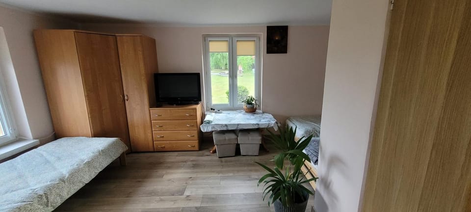 Bed, TV and multimedia, Photo of the whole room, Seating area, Bedroom, wardrobe