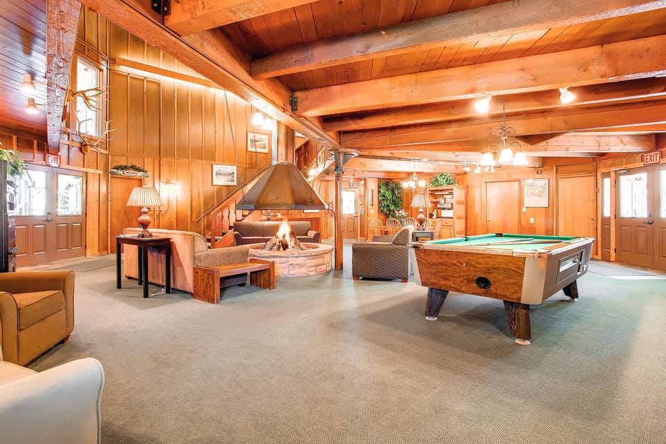 Billiard, Seating area, fireplace