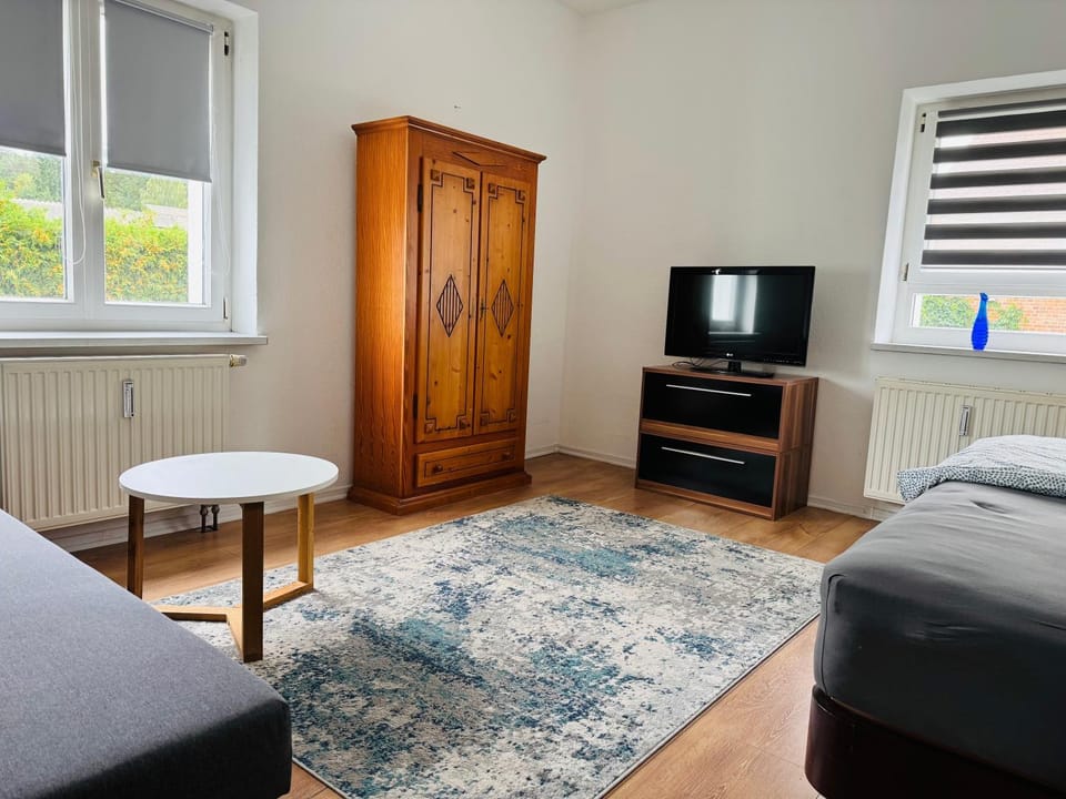TV and multimedia, Seating area, Bedroom