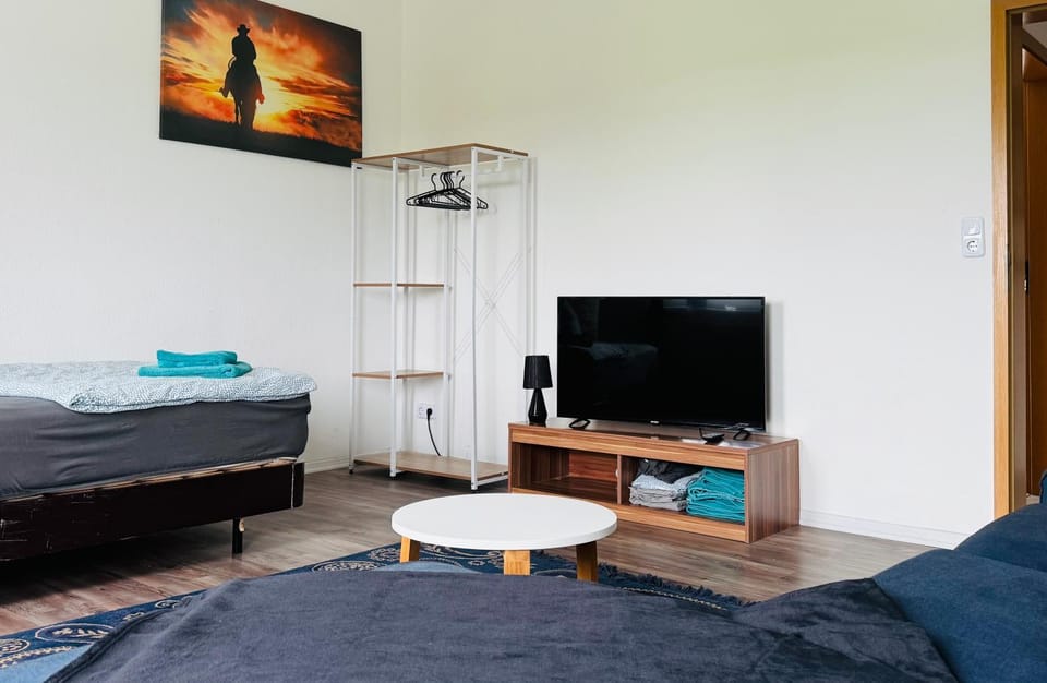 Bed, TV and multimedia, Photo of the whole room, Bedroom