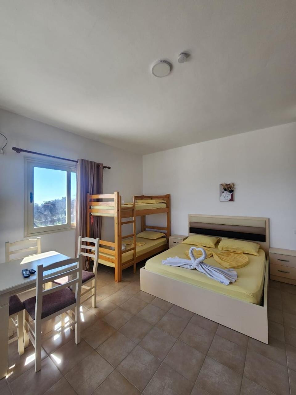 Photo of the whole room, Dining area, bunk bed