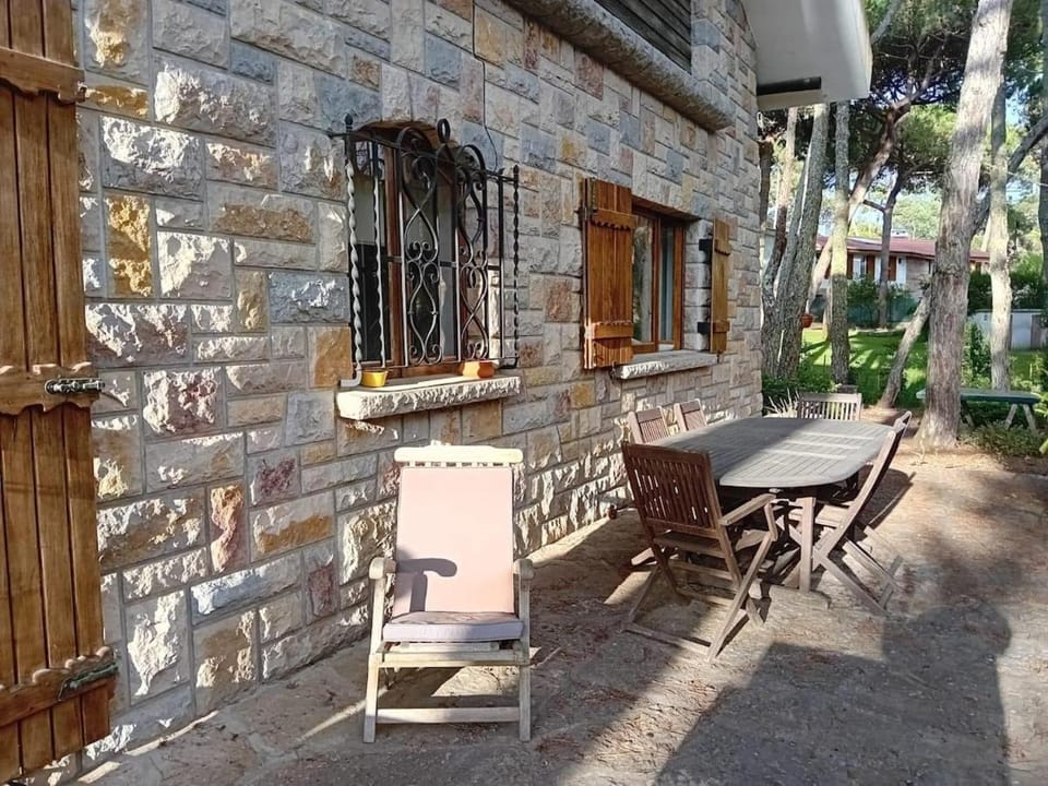Property building, Balcony/Terrace, Dining area