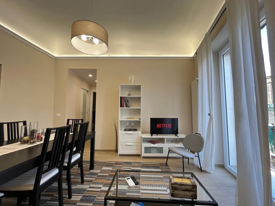 Communal lounge/ TV room, TV and multimedia, Living room, Photo of the whole room, Seating area, Dining area