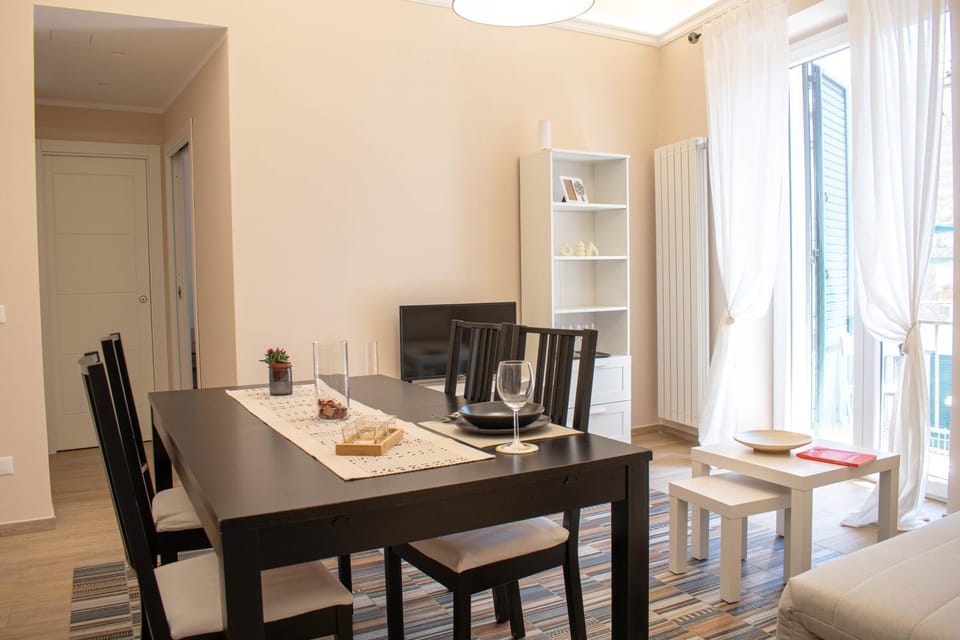 Communal lounge/ TV room, TV and multimedia, Living room, Seating area, Dining area