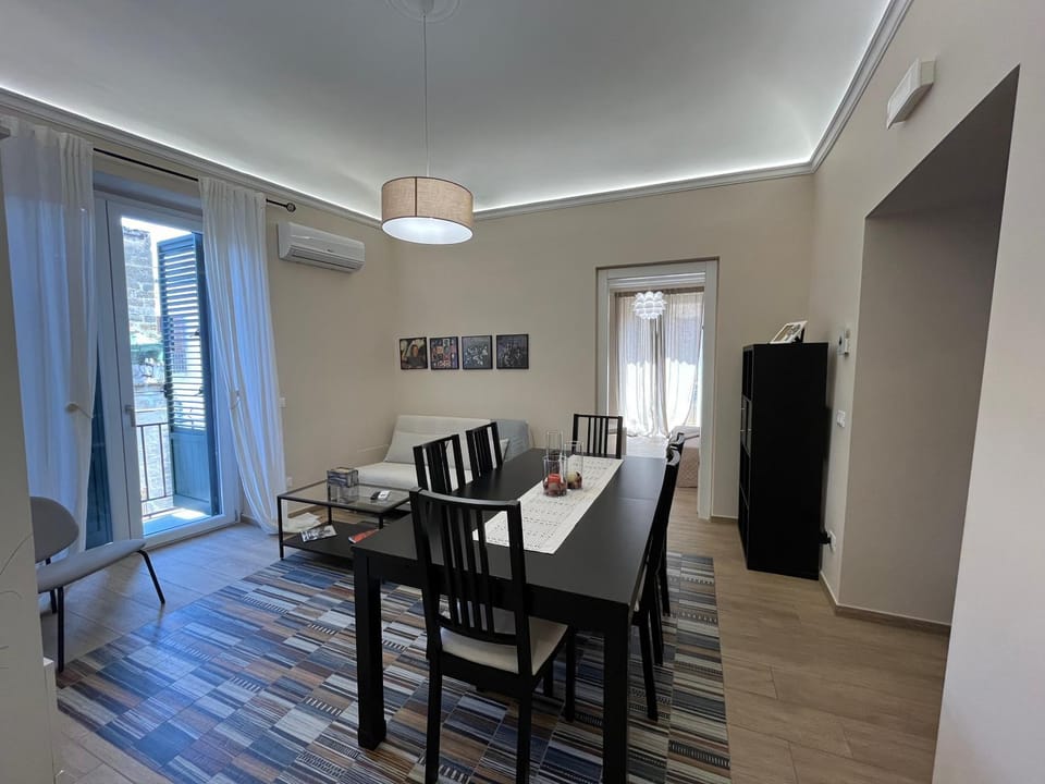 Living room, Seating area, Dining area, air conditioner
