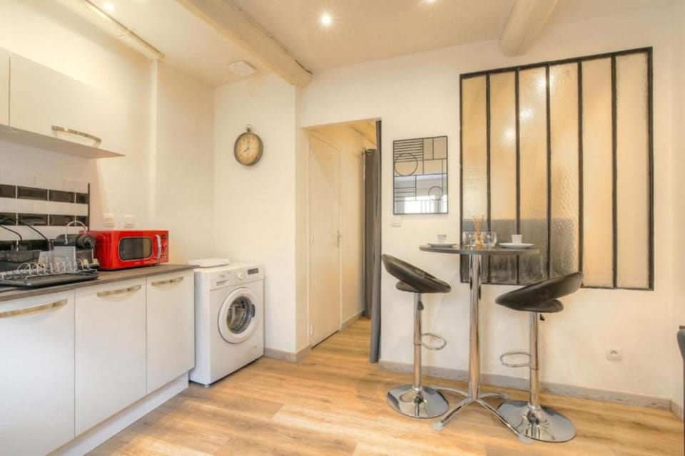 Kitchen or kitchenette, washing machine