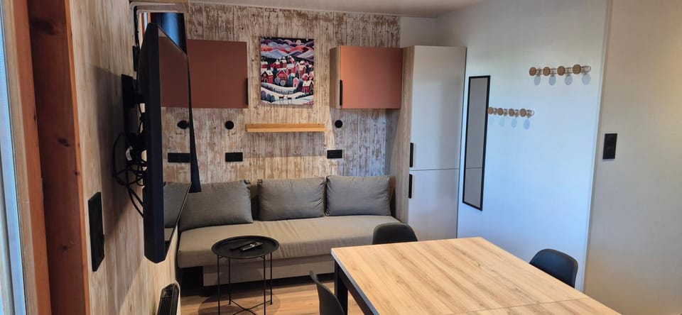 Bed, TV and multimedia, Living room