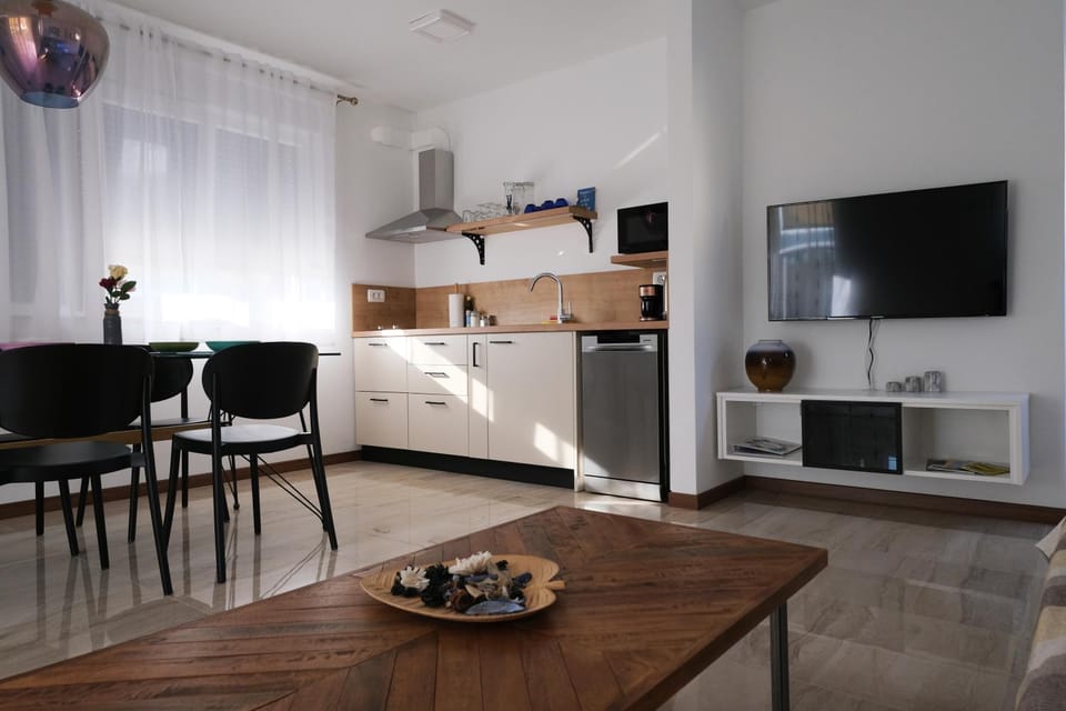 TV and multimedia, Kitchen or kitchenette, Living room, Seating area, Dining area