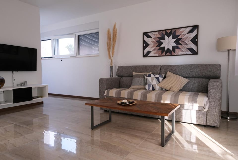 TV and multimedia, Living room, Seating area, Evening entertainment