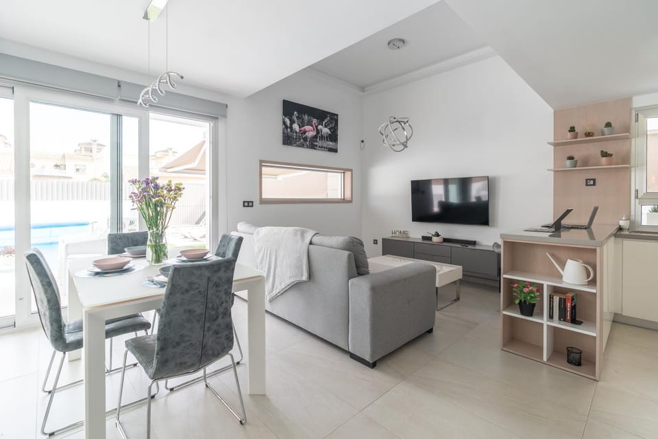 Communal lounge/ TV room, TV and multimedia, Living room, Seating area, Dining area, Evening entertainment