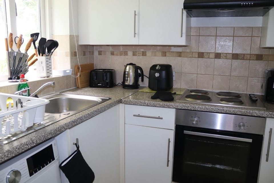 Coffee/tea facilities, Kitchen or kitchenette, stove, toaster