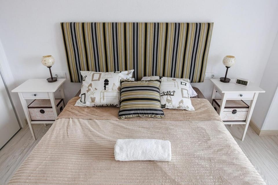 Bed, Bedroom, towels